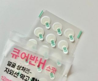 [큐어반H 스팟] 자외선 99프로 차단되는 스틱타입 스팟밴드(1팩 / 66매입) — 4.5점을 준 리뷰어가 2022년 12월 올린 사용 사진
