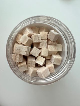 [펫시밀] 원물그대로 영양듬뿍 진공동결건조 북어트릿75g,치킨트릿100g,연어트릿75g 강아지 고양이 간식 — 5점을 준 리뷰어가 2023년 5월 올린 사용 사진