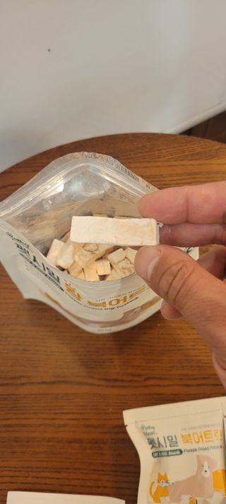 [펫시밀] 원물그대로 영양듬뿍 동결건조 왕북어트릿300g,왕치킨트릿400g,열빙어트릿300g 대용량 간식 — 5점을 준 리뷰어가 2023년 5월 올린 사용 사진