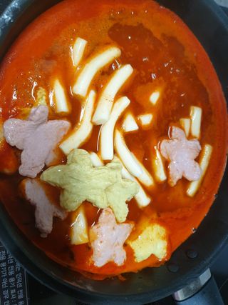 빨간키트 떡볶이 밀키트 2~3인분 매운맛 국물 떡볶이 만들기 쉬운 황금 레시피 분말 소스로 간편한 요리 — 5점을 준 리뷰어가 2021년 10월 올린 사용 사진