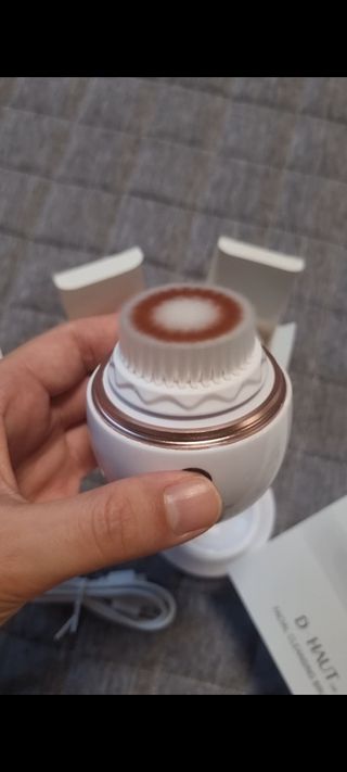 디하우트 랩 디하우트랩 클렌징 피부관리기 진동클렌저 실리콘+2종 인조모 브러시 — 5점을 준 리뷰어가 2021년 11월 올린 사용 사진