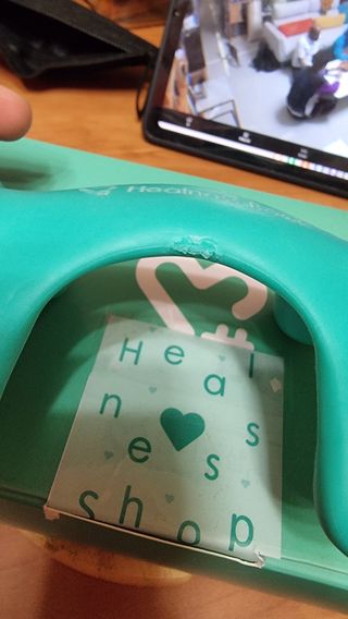 힐니스북 [힐마이넥]   거북목 통증완화를 위한 휴대용 목 안마기 — 3점을 준 리뷰어가 2022년 12월 올린 사용 사진