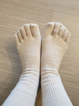 카우아이 필라테스 기어 / 스튜디오 운동을 도와주는 일체형 논슬립 발가락 양말 — 5점을 준 리뷰어가 2021년 3월 올린 사용 사진