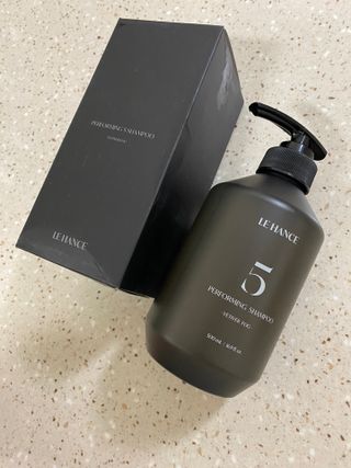 르핸스 퍼포밍 5 샴푸 비반트 포렛/베티버 포그 — 5점을 준 리뷰어가 2022년 12월 올린 사용 사진