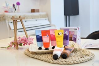 쿤달 BT21 시어버터 앤 마카다미아 퓨어 핸드크림 50ml 7구 기프트 세트 — 5점을 준 리뷰어가 2021년 3월 올린 사용 사진