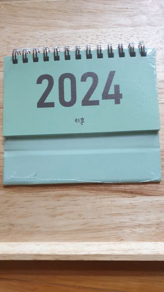 리훈 2024년달력 언더모니터 미니 탁상달력 — 5점을 준 리뷰어가 2023년 10월 올린 사용 사진
