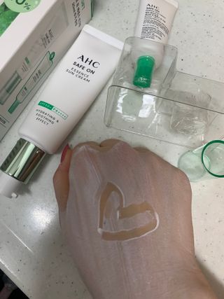[AHC] 세이프온 에센스 선크림 올리브영 스페셜 증정 기획세트 — 5점을 준 리뷰어가 2022년 6월 올린 사용 사진