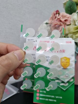 [큐어반H 스팟] 자외선 99프로 차단되는 스틱타입 스팟밴드(1팩 / 66매입) — 5점을 준 리뷰어가 2022년 11월 올린 사용 사진