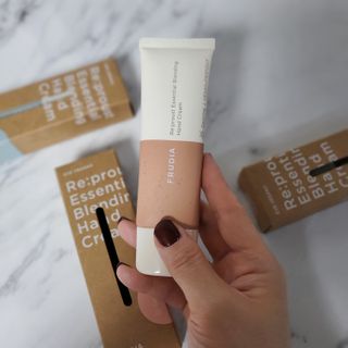 [후르디아] 끈적임 없는 착한성분 비건  핸드크림 3종 — 5점을 준 리뷰어가 2021년 2월 올린 사용 사진