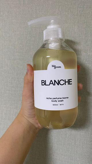 빅그린 니치 퍼퓸 바이옴바디워시 500ml(상탈, 블랙베리&베이, 블랑쉐 3종 중 택1) — 5점을 준 리뷰어가 2022년 12월 올린 사용 사진
