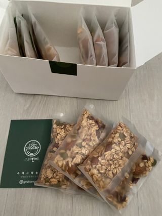 [그래한끼] 무설탕/저당 시리얼타입 수제그래놀라 (40gX10개) — 5점을 준 리뷰어가 2022년 8월 올린 사용 사진