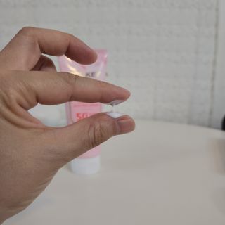 홀리키 체리 블러썸 화이트닝 바디 선 로션 — 5점을 준 리뷰어가 2023년 6월 올린 사용 사진