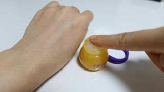 틱톡 [후르디아] 튼입술해결템 올리브영 블루베리 하이드레이팅 허니 립밤 — 5점을 준 리뷰어가 2023년 10월 올린 사용 사진
