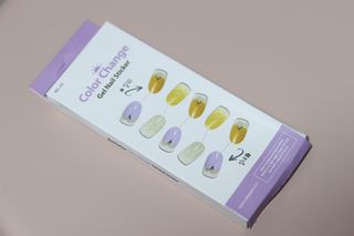 [네일가게] 햇빛에 닿으면 색이 변하는 신기한 햇살 반전 네일스티커 — 4점을 준 리뷰어가 2021년 8월 올린 사용 사진