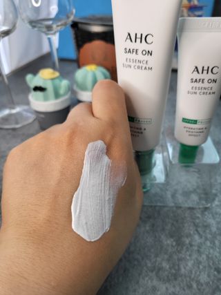 [AHC] 세이프온 에센스 선크림 올리브영 스페셜 증정 기획세트 — 4.5점을 준 리뷰어가 2022년 6월 올린 사용 사진