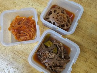 하나마이 [마마쿡] 전 청와대 천상현 셰프의 밑반찬  5종세트(소고기 장조림+연근조림+진미채+간장김자반+새우김자반) — 5점을 준 리뷰어가 2023년 4월 올린 사용 사진