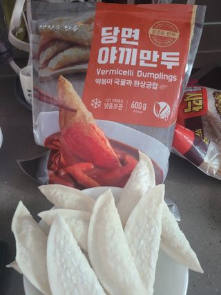 (주)성경순만두 곤약만두.콘치즈만두,삼각당면만두,당면 야끼만두,대구전통 납작만두,떡뽁이 매콤소스,달콤소스 — 5점을 준 리뷰어가 2023년 4월 올린 사용 사진