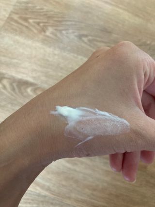 리더스코스메틱 리더스 카밍 바이오틱스 선 에센스 SPF 50+ PA++++ — 4점을 준 리뷰어가 2022년 8월 올린 사용 사진