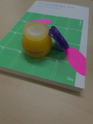 틱톡 [후르디아] 튼입술해결템 올리브영 블루베리 하이드레이팅 허니 립밤 — 4점을 준 리뷰어가 2023년 11월 올린 사용 사진