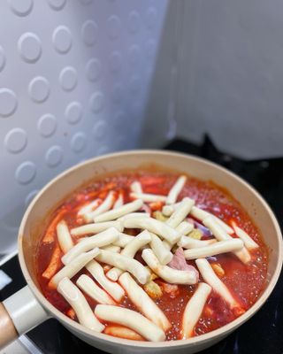 빨간키트 떡볶이 밀키트 2~3인분 매운맛 국물 떡볶이 만들기 쉬운 황금 레시피 분말 소스로 간편한 요리 — 5점을 준 리뷰어가 2021년 8월 올린 사용 사진