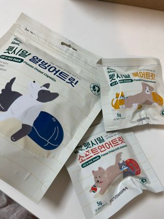 [펫시밀] 원물그대로 영양듬뿍 진공동결건조 치킨텐더100g, 열빙어트릿100g 강아지 고양이 간식 — 5점을 준 리뷰어가 2023년 5월 올린 사용 사진
