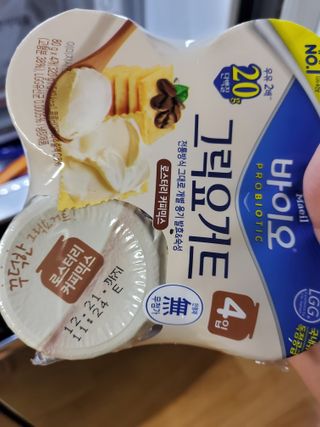 매일바이오 그릭요거트 오리지널 플레인 4개, 로스터리 커피믹스 4개 — 5점을 준 리뷰어가 2021년 12월 올린 사용 사진