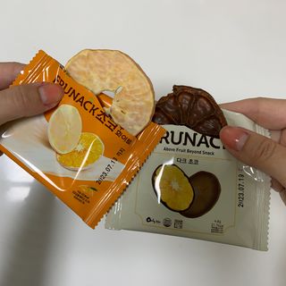 프루낵 제주감귤 초코12봉입 4종(화이트초코,다크초코,요구르트초코,콜라초코)  57.6g(4.8g*12봉입) — 5점을 준 리뷰어가 2022년 10월 올린 사용 사진