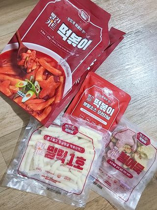 빨간키트 떡볶이 밀키트 2~3인분 매운맛 국물 떡볶이 만들기 쉬운 황금 레시피 분말 소스로 간편한 요리 — 5점을 준 리뷰어가 2021년 10월 올린 사용 사진