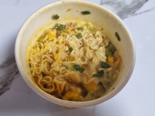 NISSIN 닛신 컵누들  4종 - 씨푸드오리지날, 씨푸드 스파이시, 씨푸드 커리, 씨푸드 XO소스 — 5점을 준 리뷰어가 2022년 3월 올린 사용 사진
