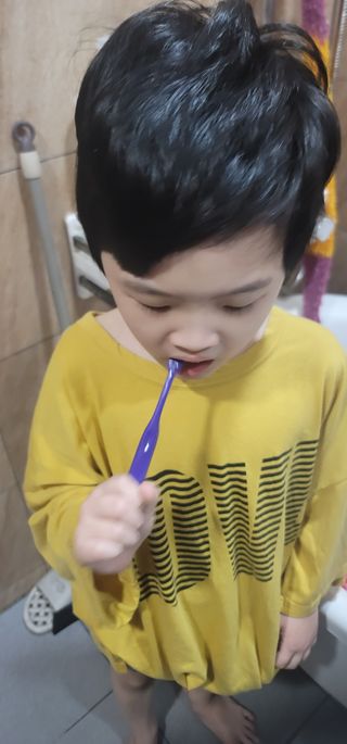 치과에서 쓰는 치약 _ 라벨제로 저불소 꼬마, 키즈, 유아, 베이비, 주니어 안전한 어린이치약 — 5점을 준 리뷰어가 2023년 1월 올린 사용 사진