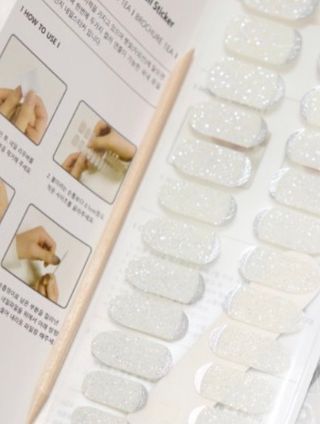 [네일가게] 햇빛에 닿으면 색이 변하는 신기한 햇살 반전 네일스티커_B — 5점을 준 리뷰어가 2021년 8월 올린 사용 사진