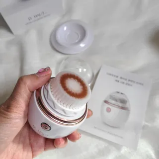 디하우트 랩 디하우트랩 클렌징 피부관리기 진동클렌저 실리콘+2종 인조모 브러시 — 5점을 준 리뷰어가 2021년 12월 올린 사용 사진