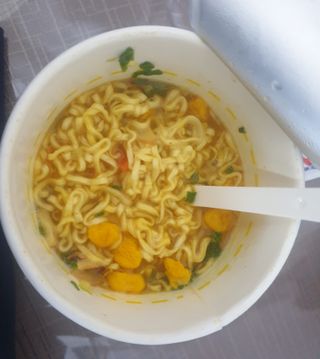 NISSIN 닛신 컵누들  4종 - 씨푸드오리지날, 씨푸드 스파이시, 씨푸드 커리, 씨푸드 XO소스 — 3.5점을 준 리뷰어가 2022년 4월 올린 사용 사진