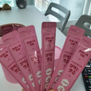 페페로니 잘 먹는 캣츄 - 알래스카 연어 24개입 — 5점을 준 리뷰어가 2021년 8월 올린 사용 사진