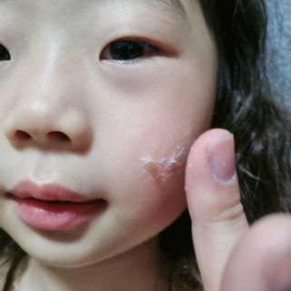 유세린 아쿠아퍼 리페어링 오인트먼트 1개 + 아쿠아퍼 SOS 립 리페어 1개 — 5점을 준 리뷰어가 2022년 2월 올린 사용 사진