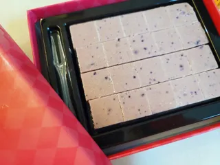 카카오 본연의 색을 간직하고있는 루비초콜릿과 블루베리의 만남, 카카올라 루비베리요거트생초콜릿 — 3점을 준 리뷰어가 2021년 10월 올린 사용 사진