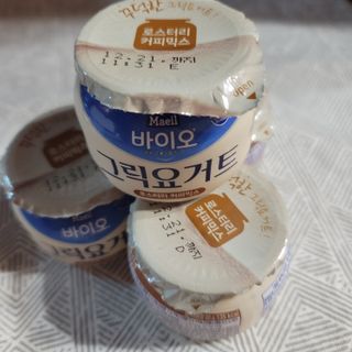 매일바이오 그릭요거트 오리지널 플레인 4개, 로스터리 커피믹스 4개 — 2.5점을 준 리뷰어가 2021년 12월 올린 사용 사진