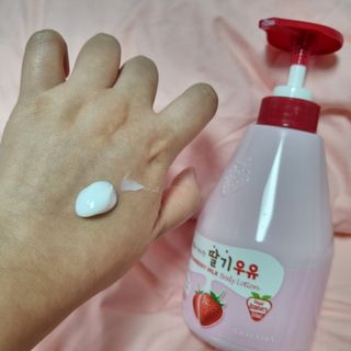 [과일나라] 피부가 마시는 딸기우유 바디클렌저&바디로션 — 5점을 준 리뷰어가 2022년 10월 올린 사용 사진