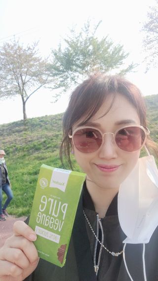 당류2g 자일리톨로 단맛을낸 슈카 퓨어비건 무설탕초콜릿 Xucker vegan 2개입 — 5점을 준 리뷰어가 2021년 4월 올린 사용 사진