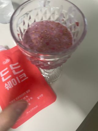 [덜다] 든든 식물성 단백질 쉐이크 40g X 7입 (곡물/딸기) — 4점을 준 리뷰어가 2023년 8월 올린 사용 사진