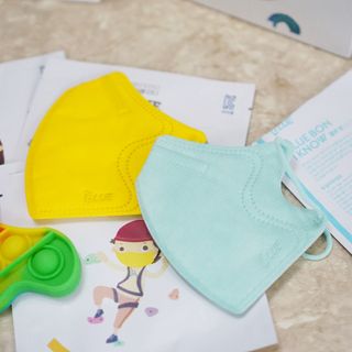 [블루 본 아이노우] 유아용 컬러마스크 40 PCS SET 2중 택 1 — 5점을 준 리뷰어가 2021년 5월 올린 사용 사진