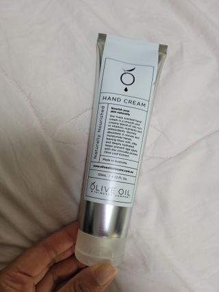올리브 오일 스킨케어 컴퍼니 [OOSC] 보송보송한 내추럴리 너리시드 핸드크림 125ml — 4.5점을 준 리뷰어가 2021년 4월 올린 사용 사진
