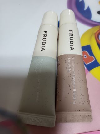 [후르디아] 올리브영 착한보습 비건 립버터 2종 — 5점을 준 리뷰어가 2022년 12월 올린 사용 사진