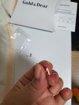 [골드앤디어]14k 미니 스틱 바 귀걸이_3color — 5점을 준 리뷰어가 2021년 6월 올린 사용 사진