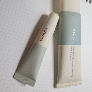 [후르디아] 올리브영 착한보습 비건 립버터 2종 — 5점을 준 리뷰어가 2022년 11월 올린 사용 사진