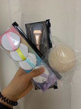 [툴앤썸] 메이크업 브러시로 바르고 호빵 스펀지로 클렌징하는 A-Z 뷰티툴 5종 — 5점을 준 리뷰어가 2021년 2월 올린 사용 사진