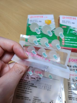 [큐어반H 스팟] 자외선 99프로 차단되는 스틱타입 스팟밴드(1팩 / 66매입) — 5점을 준 리뷰어가 2022년 12월 올린 사용 사진