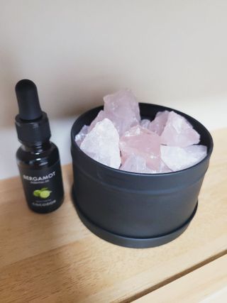 [코코도르] 스톤 에센셜 디퓨저 세트 (틴케이스+스톤+에센셜오일 20ml*2ea) — 5점을 준 리뷰어가 2024년 8월 올린 사용 사진