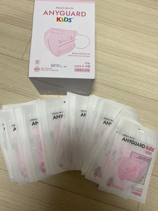 애니가드키즈 라이트 소형 5컬러 각 10매입 [크리미베이지, 코튼핑크, 블루레이크, 페일로즈, 민트그린] — 4점을 준 리뷰어가 2022년 6월 올린 사용 사진