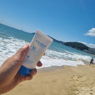 틱톡 [후르디아] 백탁NO! 화잘먹 수분광 선 에센스✨ — 5점을 준 리뷰어가 2023년 9월 올린 사용 사진